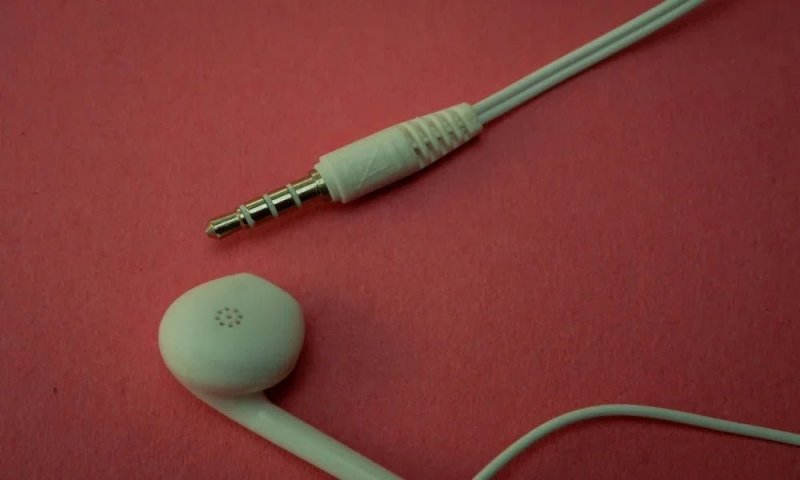 how to fix only one earbud working